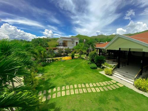 una vista aérea de un patio con una casa en Casa De Española Hotel and Resort, en Aritao