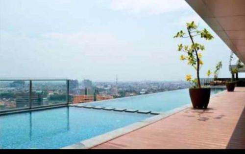 a large swimming pool on top of a building at Cozy apartment in Louis kienne simpanglima in Semarang