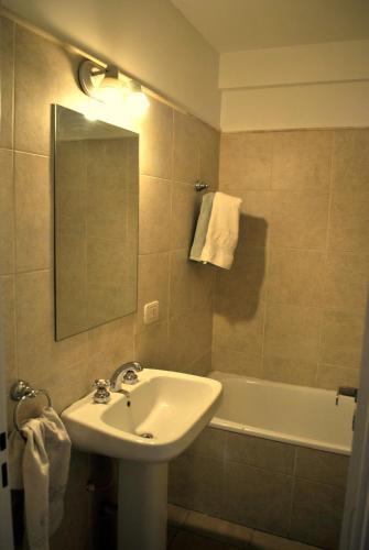 a bathroom with a sink and a bath tub at Tigre Apartment in Tigre