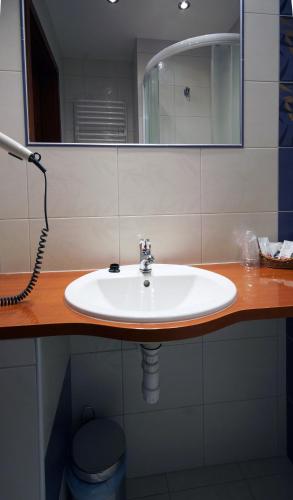 Bilik mandi di Hotel Kamena