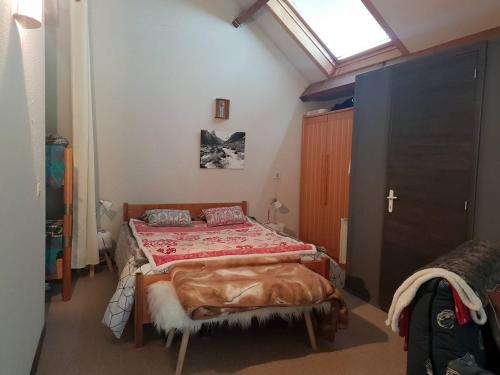 Posteľ alebo postele v izbe v ubytovaní Appartement Duplex pour 6 Pers, Proche Centre, Parking, Balcon Sud - FR-1-234-295