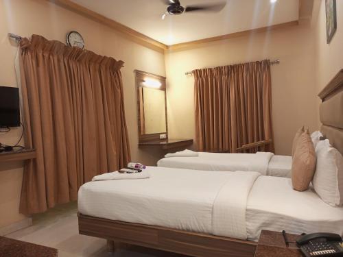 Bairav Grand Madurai 객실 침대