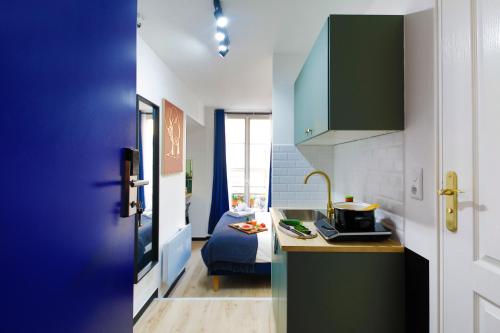 Habitación pequeña con cocina y dormitorio. en Apartments WS Opéra - Laffitte en París