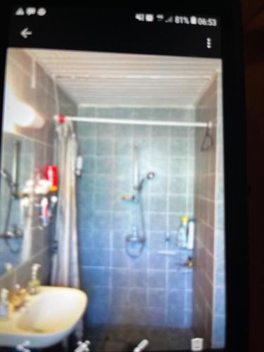 ein Bad mit einem Waschbecken und einer Dusche in der Unterkunft Accommodation in Billund