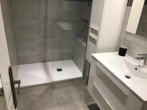 une salle de bain avec douche et lavabo dans l'établissement Charmant appart rénové au Lavandou - Terrasse, Clim, Centre-ville - FR-1-308-123, au Lavandou