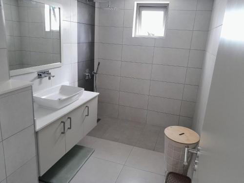 格蘭貝伊的住宿－Joli appartement neuf 2ch 2sdb 50m de la mer，白色的浴室设有水槽和镜子