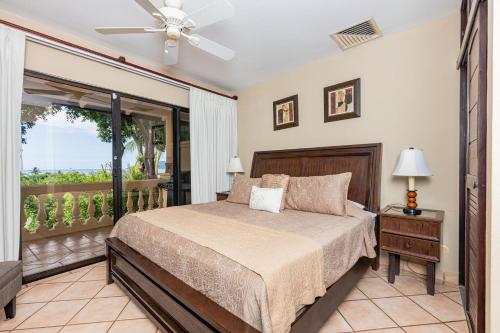 Un pat sau paturi într-o cameră la El Diria 301 Penthouse- Ocean View 3 Bedroom Condo
