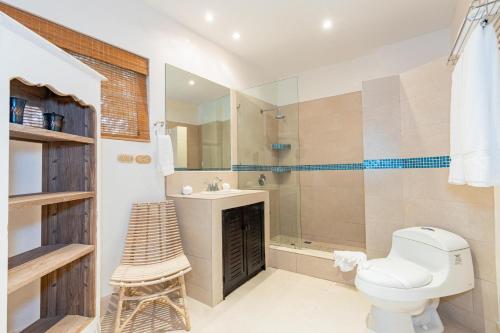 y baño con aseo, lavabo y ducha. en El Diria 301 Penthouse- Ocean View 3 Bedroom Condo, en Tamarindo