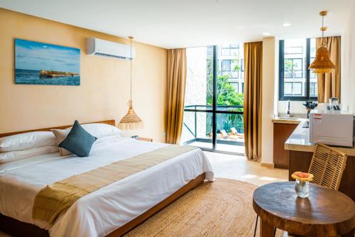 Ein Bett oder Betten in einem Zimmer der Unterkunft The Waves Tulum by BNB Experience