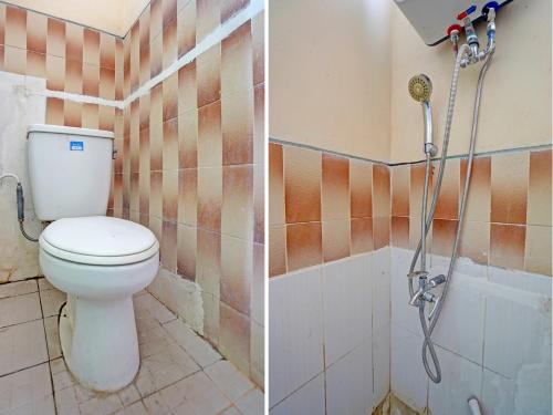 a bathroom with a toilet and a shower at OYO 2708 Hotel Kemuning Syariah in Ramekasan