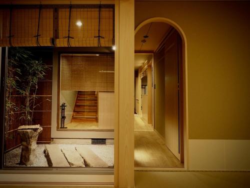 una puerta de cristal con vistas a un pasillo en Ishibekoji Muan, en Kioto