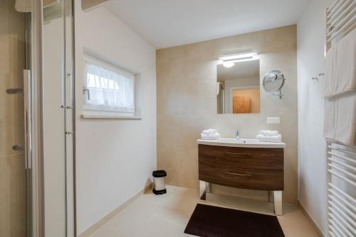 ein Bad mit einem Waschbecken und einem Spiegel in der Unterkunft Konrad-Haus - DorfResort Mitterbach in Mitterbach