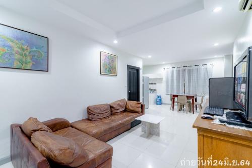 Televisyen dan/atau pusat hiburan di Little Hua-Hin Private Poolvilla From beach 3km