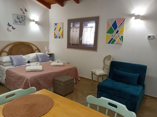 1 dormitorio con 1 cama, 1 silla y 1 mesa en La Casa Di Chia, en Trepuzzi