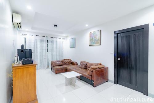 Ruang duduk di Little Hua-Hin Private Poolvilla From beach 3km