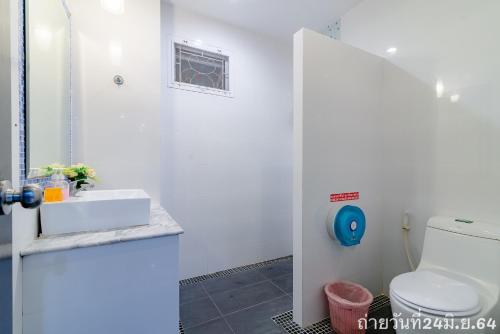 Bilik mandi di Little Hua-Hin Private Poolvilla From beach 3km