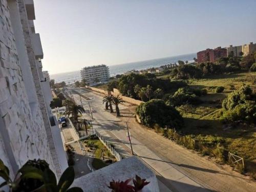 desde el balcón de un edificio con vistas a la playa en Departamento a pasos de la playa avenida del mar, en La Serena