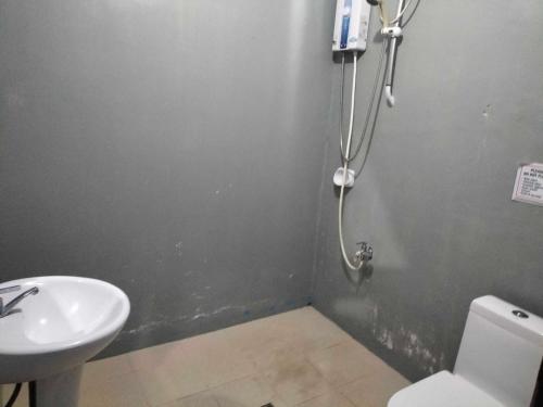 a bathroom with a sink and a shower at Mope Beach Resort in San Narciso