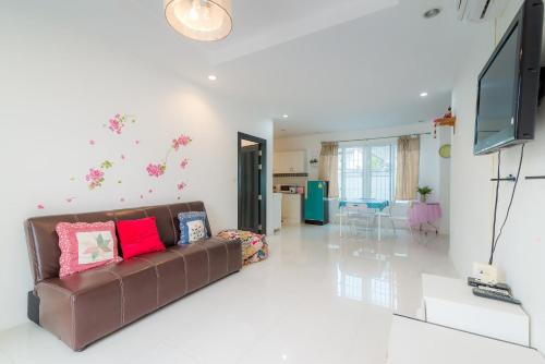 Televisyen dan/atau pusat hiburan di Little Hua-Hin Private Poolvilla From beach 3km