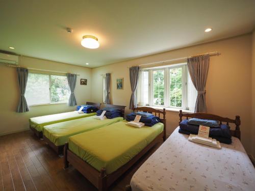 duas camas num quarto com duas janelas em Nasu-gun - House - Vacation STAY 13449 em Nasu-yumoto