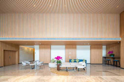 a lobby of a hotel with chairs and tables at Holiday Inn Express Nanning Jiangnan by IHG in Nanning