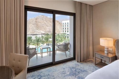 Postel nebo postele na pokoji v ubytování Address Beach Resort Fujairah