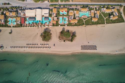 eine Luftblick auf einen Strand mit Häusern und das Meer in der Unterkunft Mediterranean Village Hotel & Spa in Paralia Katerinis