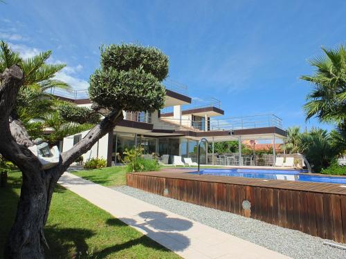 Isabella spacious modern villa with sea views
