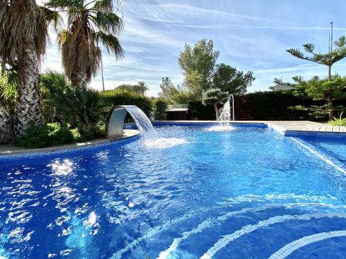 Bazén v ubytovaní Isabella spacious modern villa with sea views alebo v jeho blízkosti
