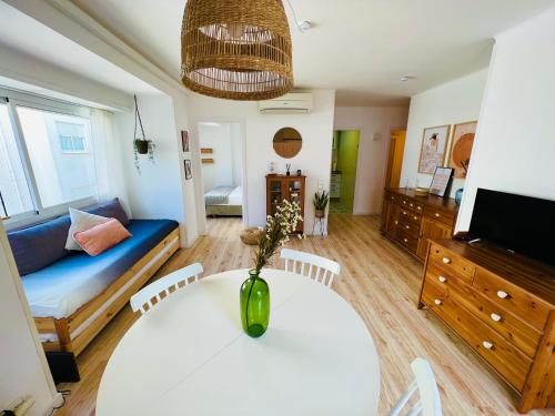 sala de estar con mesa blanca y sofá en Encantador apartamento en Tossa de Mar en Tossa de Mar