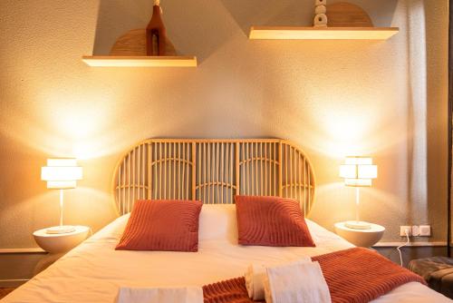 een slaapkamer met een groot bed met 2 lampen bij Spacieux - La Galerie - Gare in Straatsburg