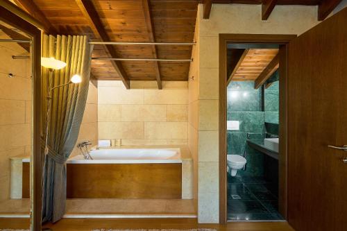 Koupelna v ubytování Mediterranean Village Hotel & Spa
