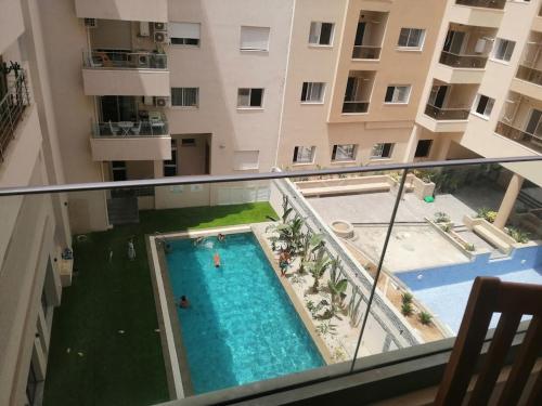 - une vue sur la piscine située dans un bâtiment dans l'établissement Superbe appartement la Terrasse Hammamet Nord Mrezga, à Hammamet