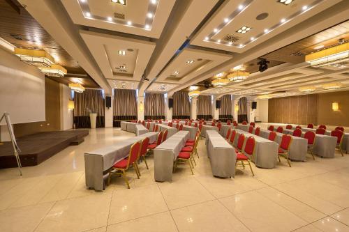 Kawasan bisnes dan/atau bilik persidangan di Mediterranean Village Hotel & Spa