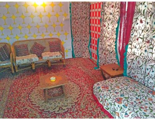 un soggiorno con divano e tavolo di Blue heaven House boat, Srinagar a Srinagar