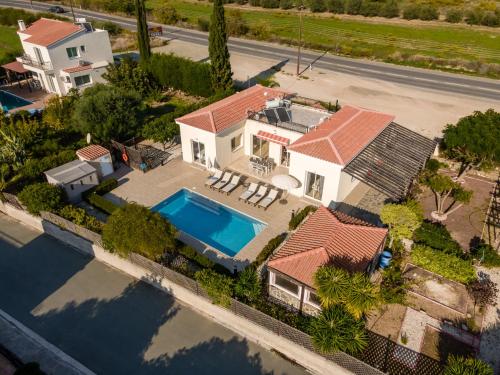 una vista aérea de una casa con piscina en Bungalow Summerside by Ezoria Villas, en Bahía de Coral