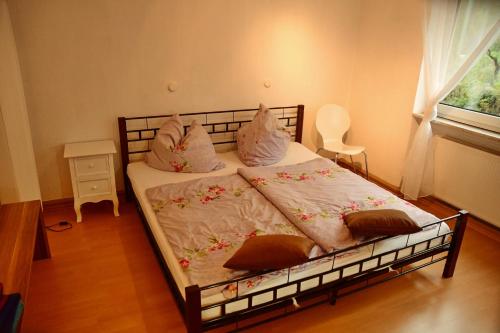 a bedroom with a large bed with pillows at Ferienwohnung auf dem Pferdehof in Schotten