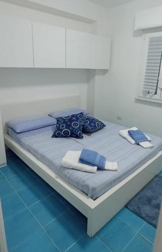 Ein Bett oder Betten in einem Zimmer der Unterkunft IL RE TRITONE