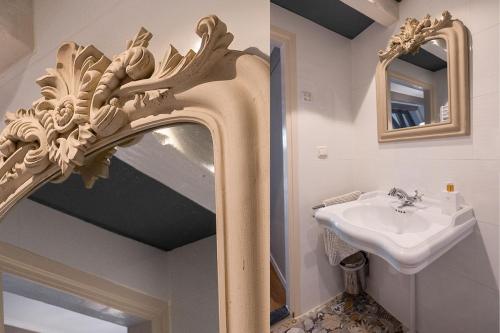 een badkamer met een spiegel en een wastafel bij Supreme City Penthouse in Leeuwarden