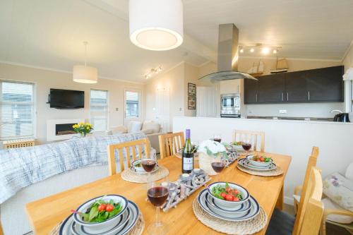 een eetkamer en een woonkamer met een tafel en stoelen bij San Remo in Sizewell