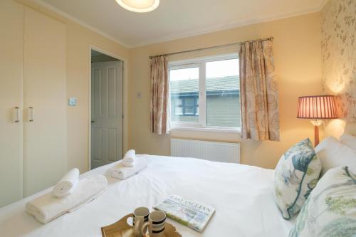 een slaapkamer met een wit bed en een raam bij San Remo in Sizewell