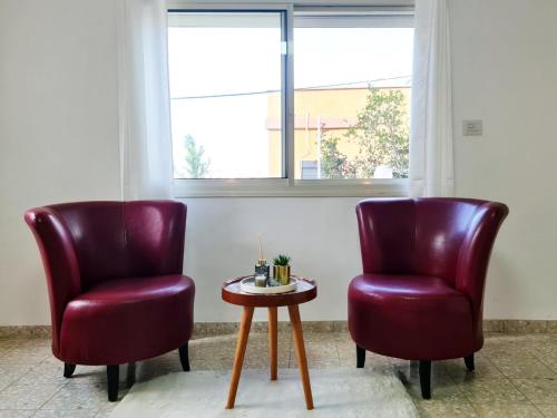 two chairs and a table in a room at SAMA Tarshiha in Ma'alot Tarshiha