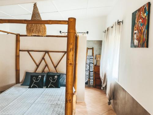 ein Schlafzimmer mit einem Etagenbett in einem Zimmer in der Unterkunft La Maison de Jeanne et Léa in Somone