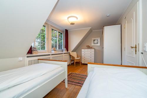 - une chambre mansardée avec 2 lits et un bureau dans l'établissement Haus Syltzauber, à Keitum