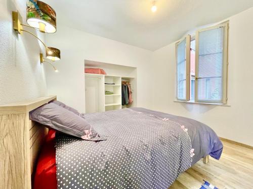 une chambre avec un lit et une fenêtre dans l'établissement Colmar - Le Nichoir - Centre historique - Parking Gratuit - Box vélo & poussette, à Colmar