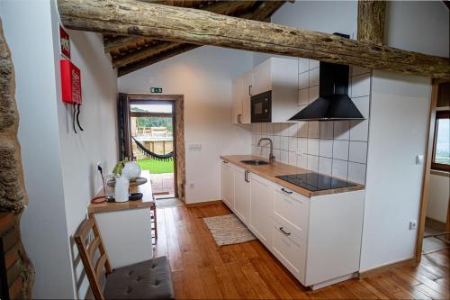 Kuchyň nebo kuchyňský kout v ubytování Chalé dos Penedos, sossego e piscina privada