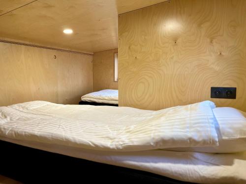 sypialnia z 2 łóżkami w pokoju w obiekcie Modernt Attefallshus w mieście Ängelholm