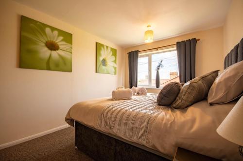 una camera da letto con un grande letto e una finestra di 3-bedroom house with garden, conservatory, in centre of Worcester a Worcester