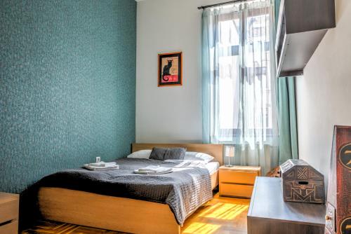 Habitación pequeña con cama y ventana en Central Apartments, en Budapest