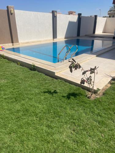 Kolam renang di atau dekat dengan Vilaria King mariot fully air conditioned villa فيلاريا كنج مريوط فيلا مكيفه بالكامل